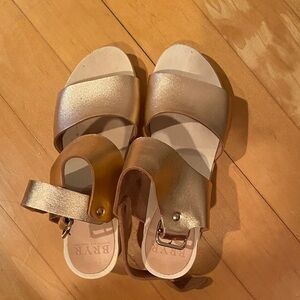 Bryr Clogs Maya sandal in metallic rose gold